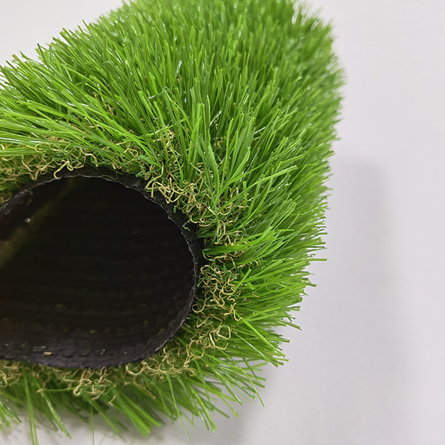 falošn&aacute; tr&aacute;va na dvore