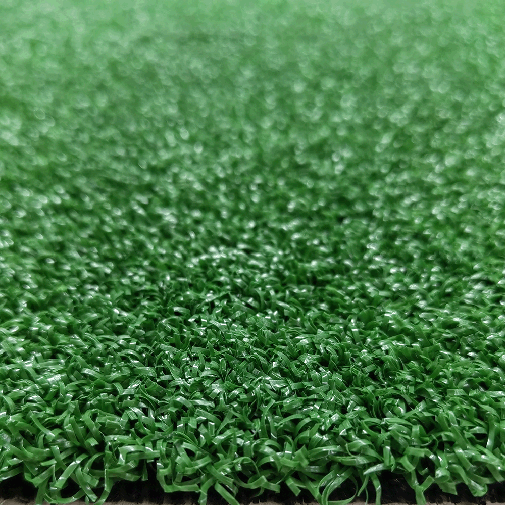 umel&yacute; tr&aacute;vnik na putting green